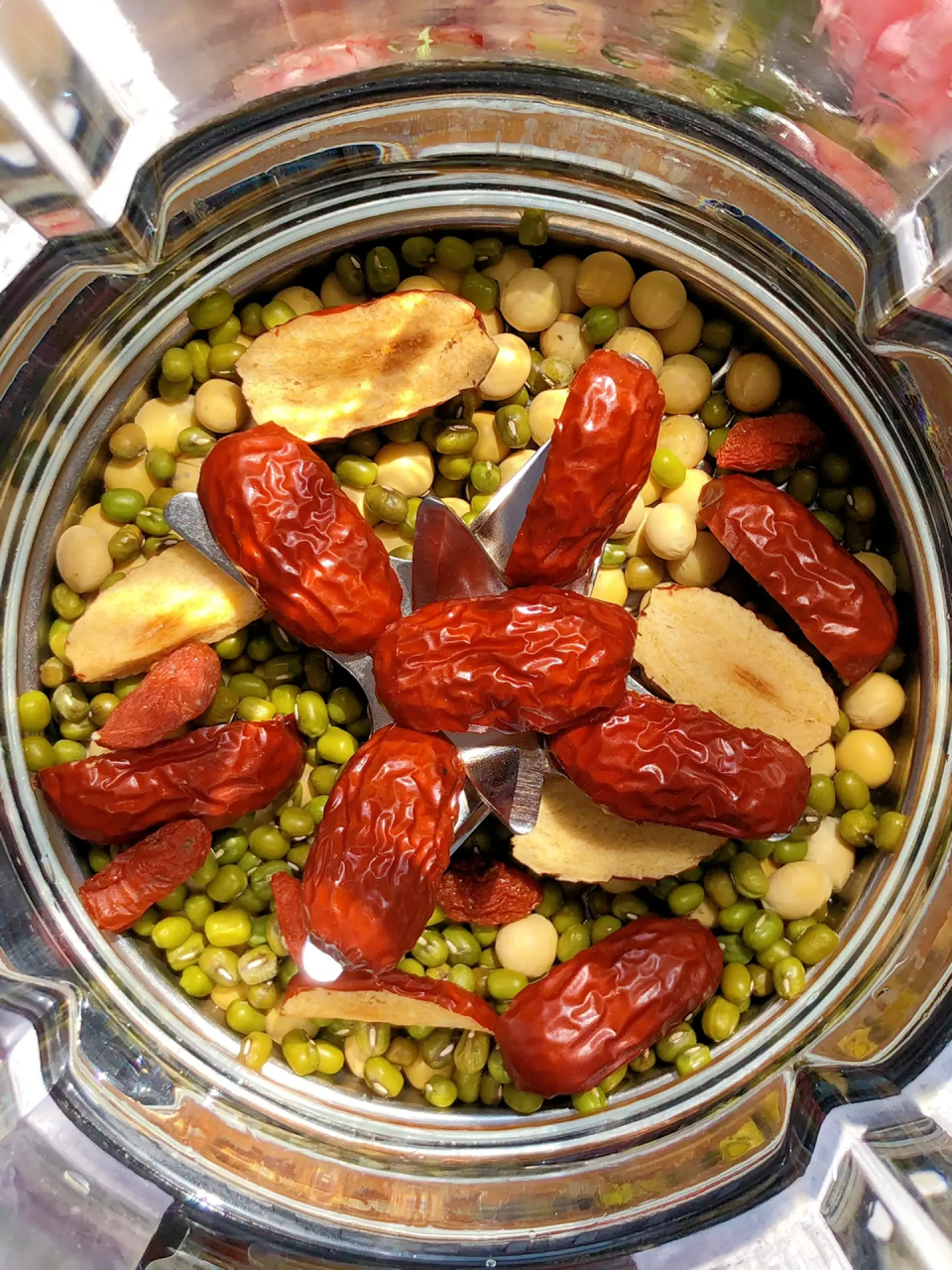 今天安利一款由:健脾养胃的红枣,清肝明目的绿豆,滋补肝肾的枸杞,配上