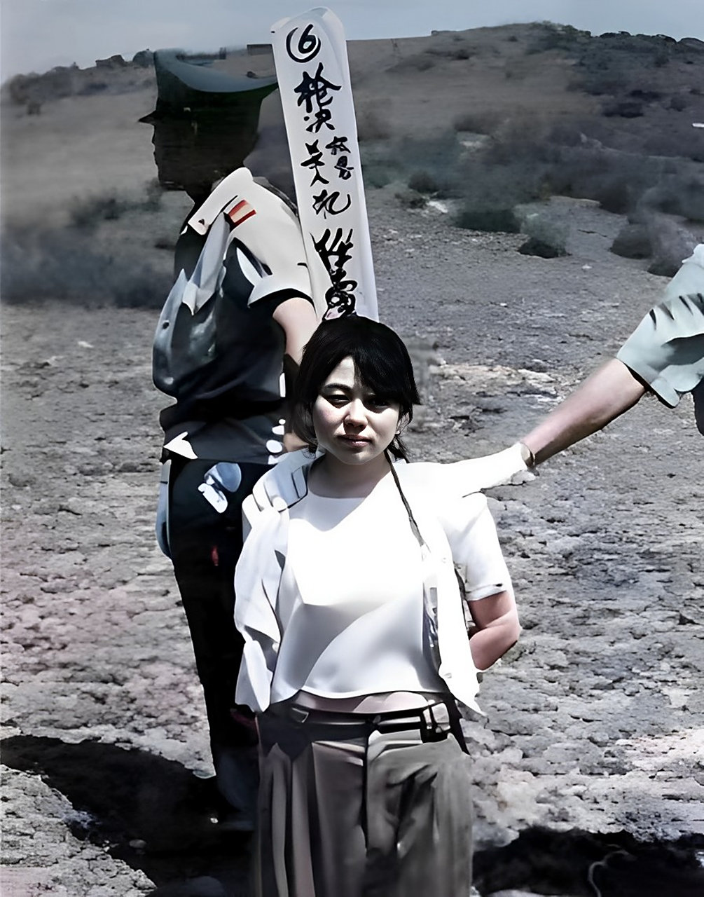 1992年,在河南的新安山拘留中心,一位美丽的年轻女子犯人即将被处决.