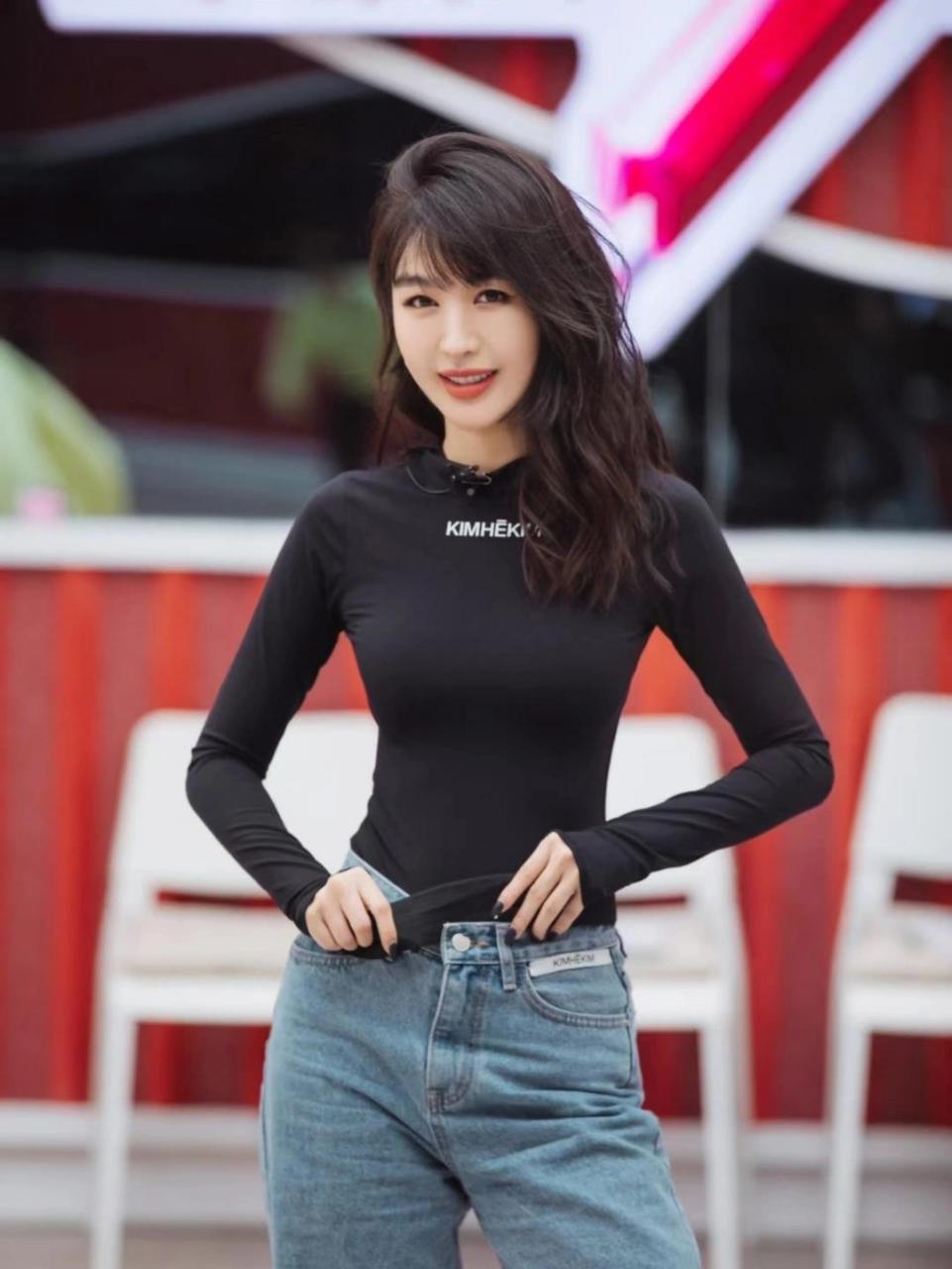 风格多变的大美女 整理了李菲儿几套的出圈穿搭 完美的身材加上美女特