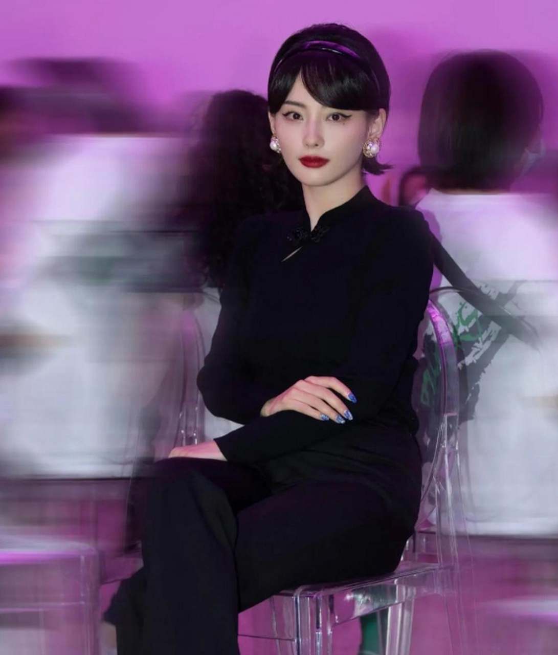 张嘉倪一身黑色套装,搭配利落短发,烈焰红唇,又美又酷!