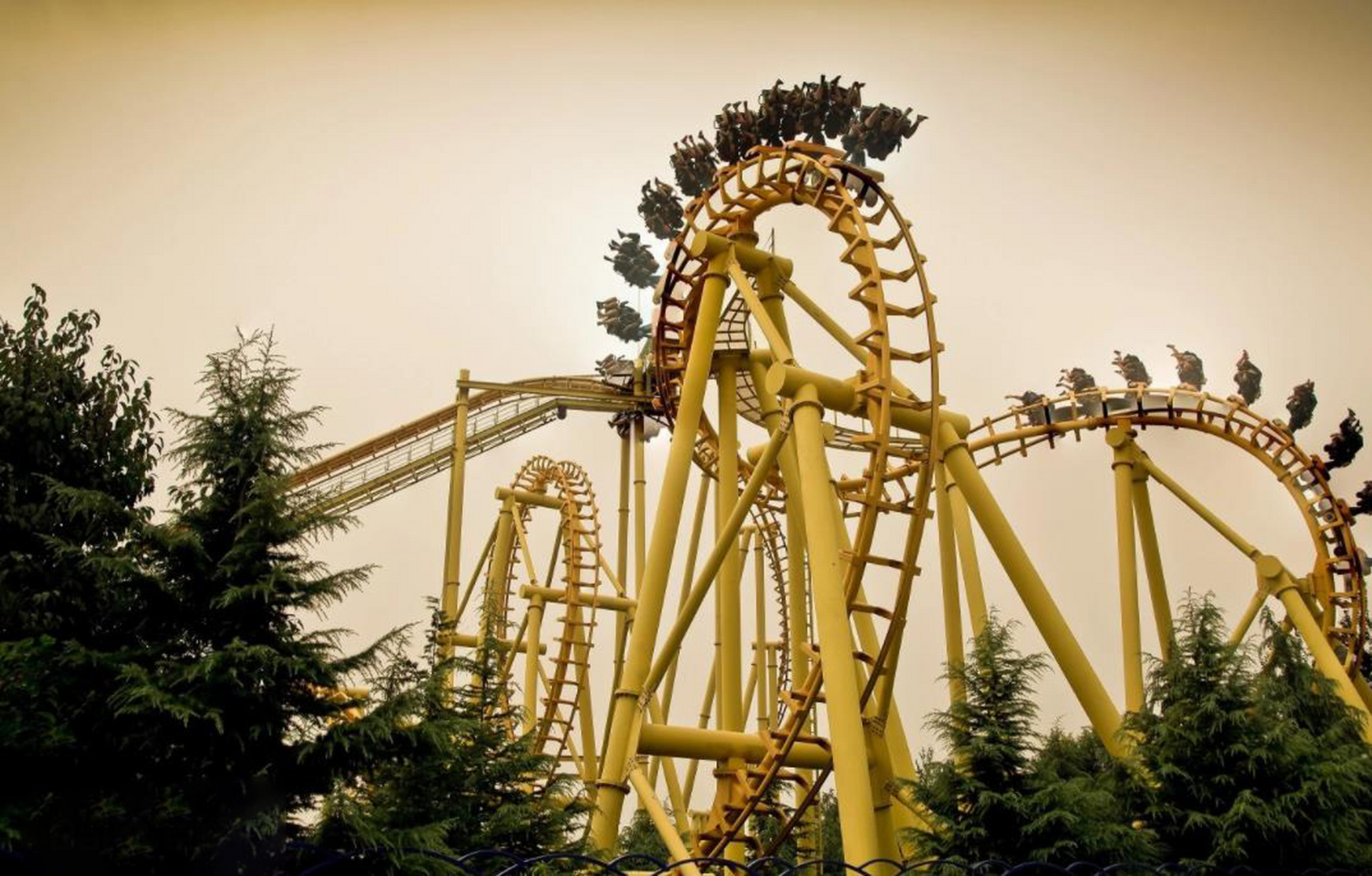 大同方特的火流星,是悬挂式过山车,别提有多刺激了.