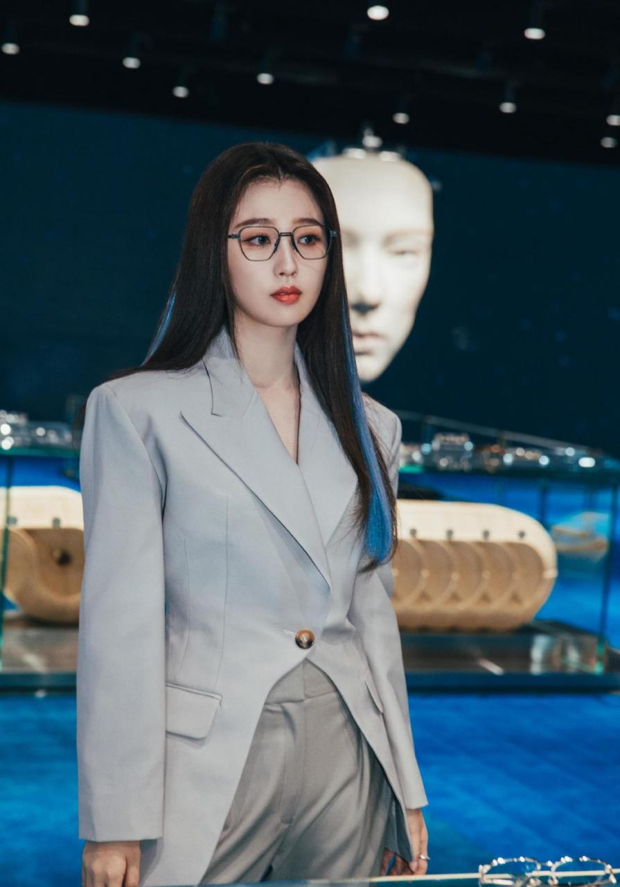 虞书欣风格大变,穿西服套装凹造型,戴黑框眼镜文艺又个性