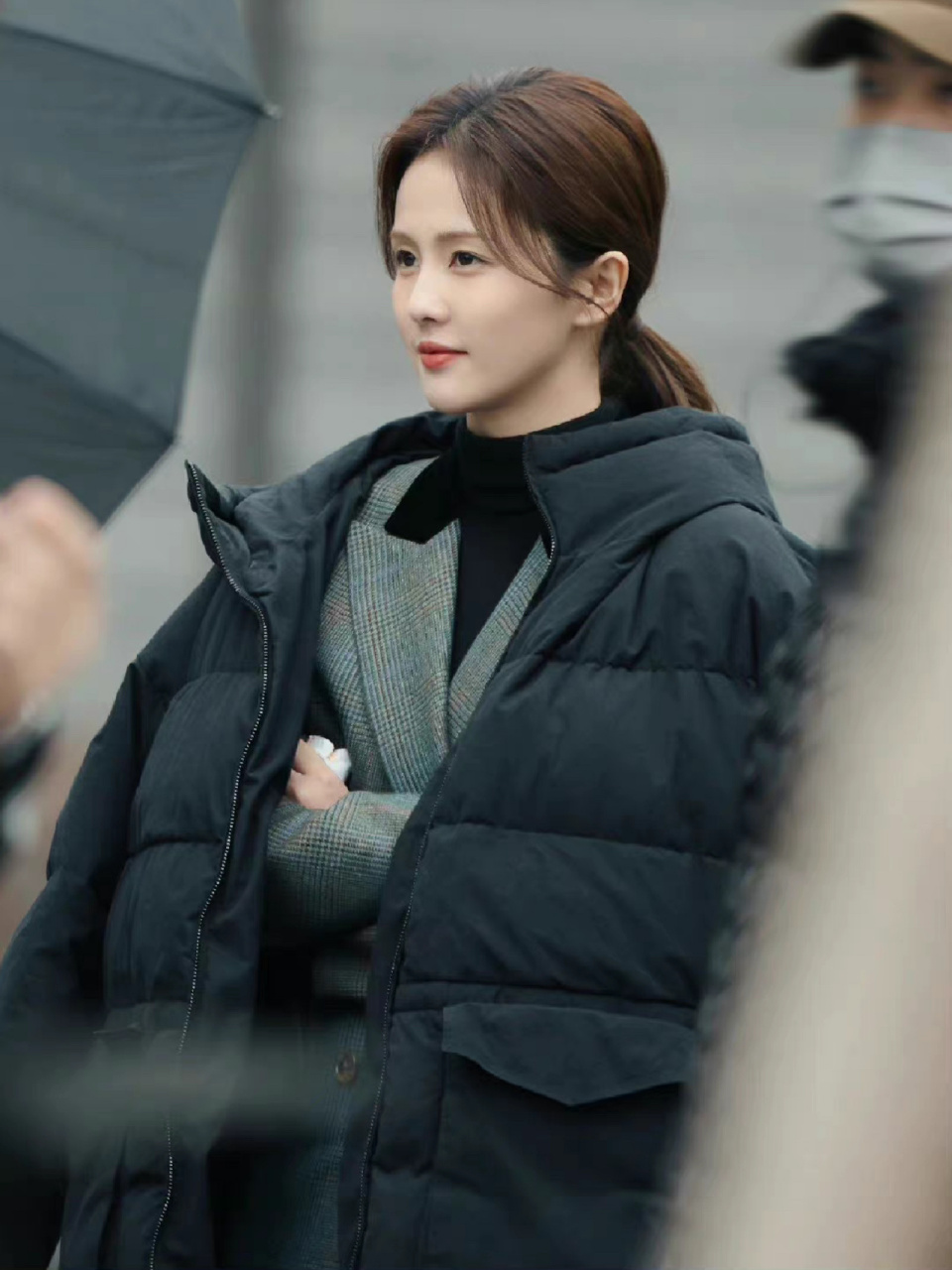 白鹿私服穿搭|黑色大衣经典不过时