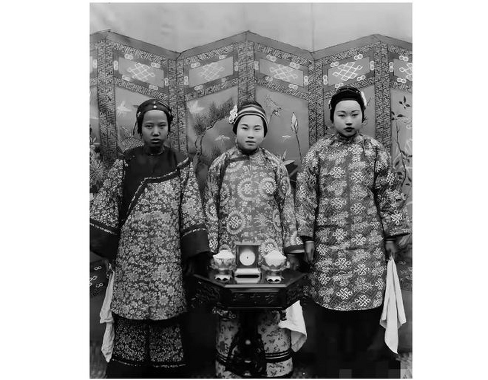 照片中的女子约只有二十来岁,打扮优雅得体,令人叹为观止.