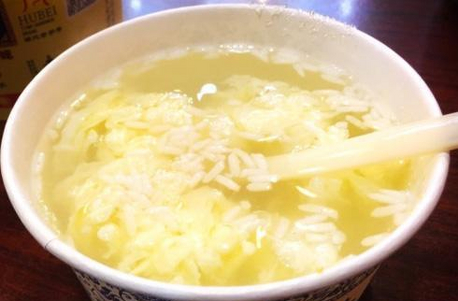 烹制方法比较简单,清水煮沸放入酒酿熬制米酒,再打入鸡蛋,成型后撒上