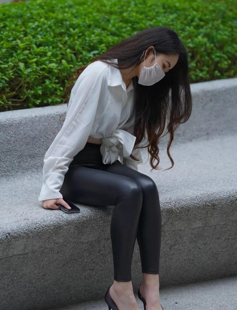 穿皮裤的时尚女生