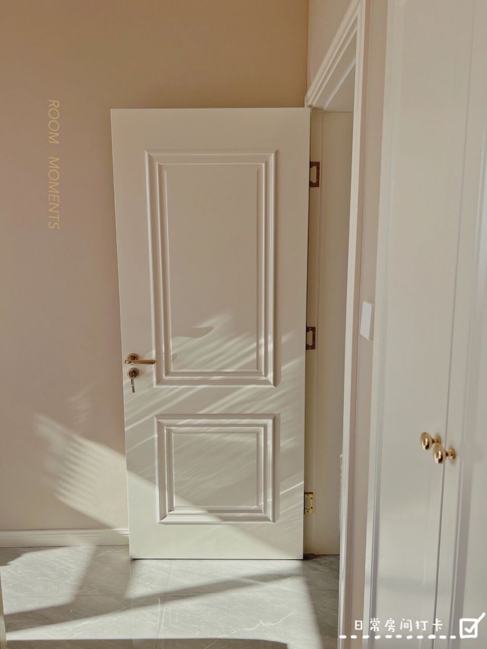 我家整体颜色偏暖色系,所以在纯白色和奶白色之间选择了奶白色!