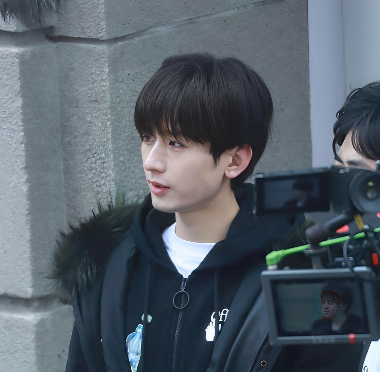 看看之前的剧照和现在的对比,不过现在成毅的面部轮廓更加立体了,因为