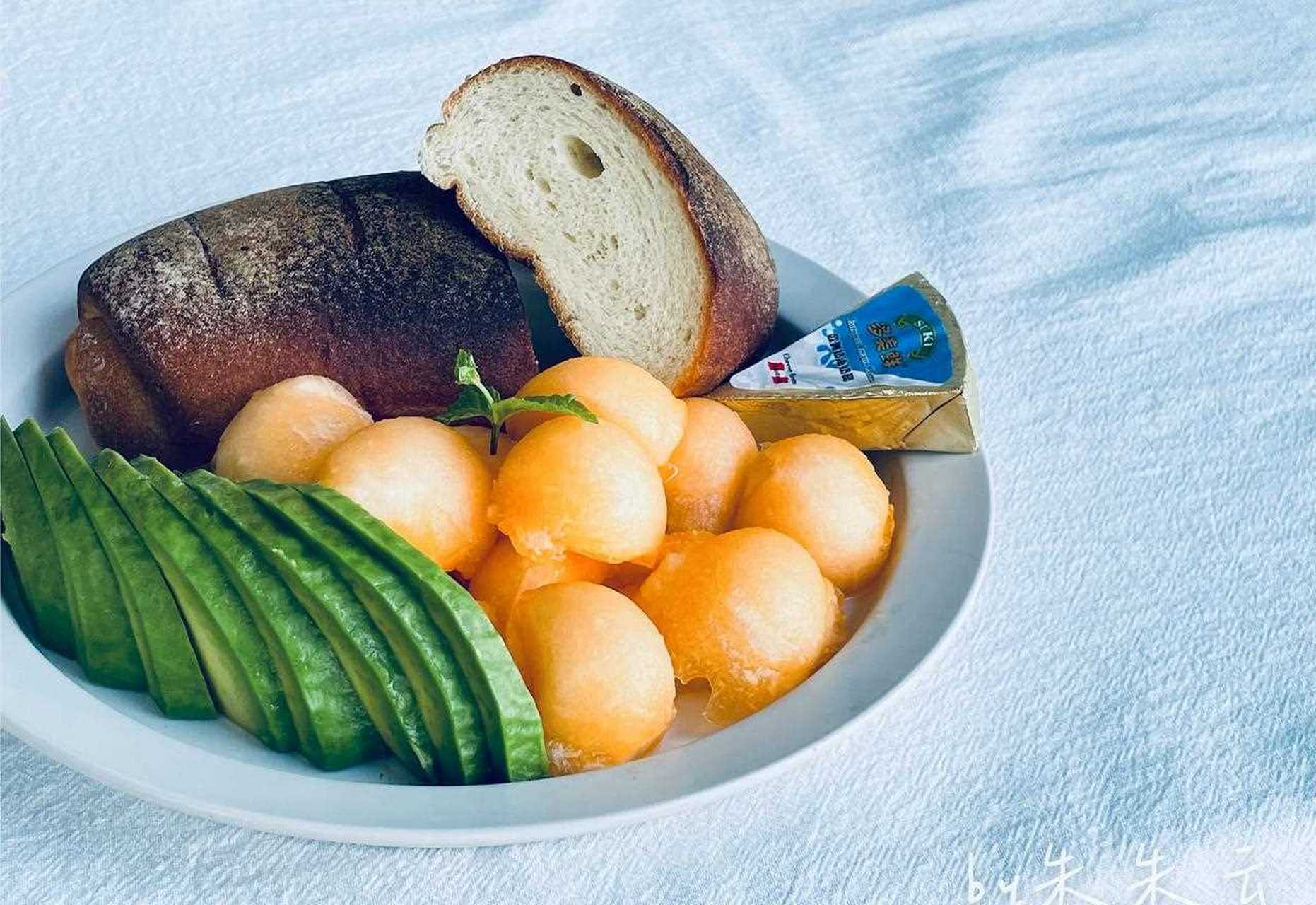 17巴维德酸奶 米面包 牛油果 哈密瓜 奶酪.