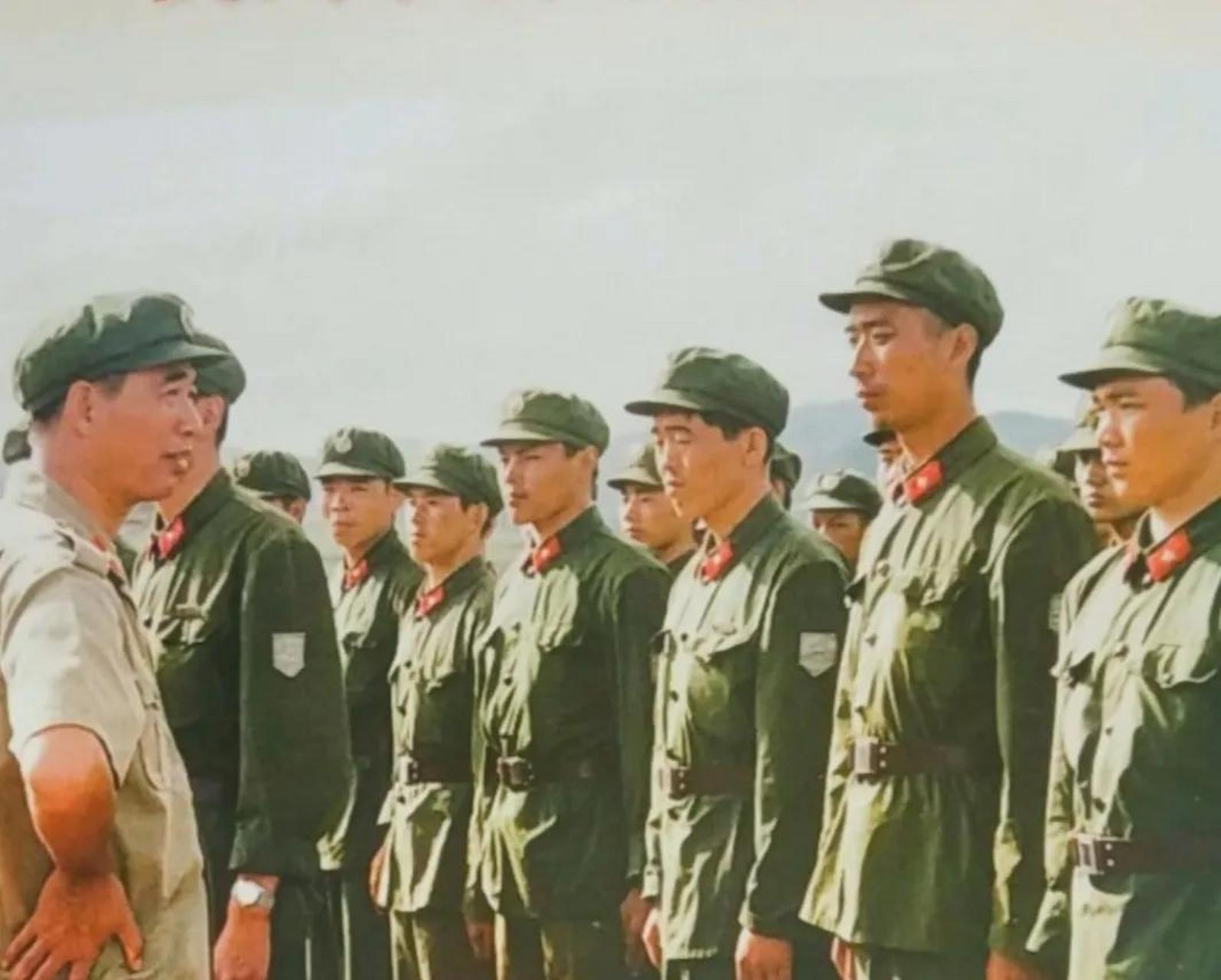 领动计划# #军营里的故事#  这是第27军政委徐永清(左1)1987年1月日 