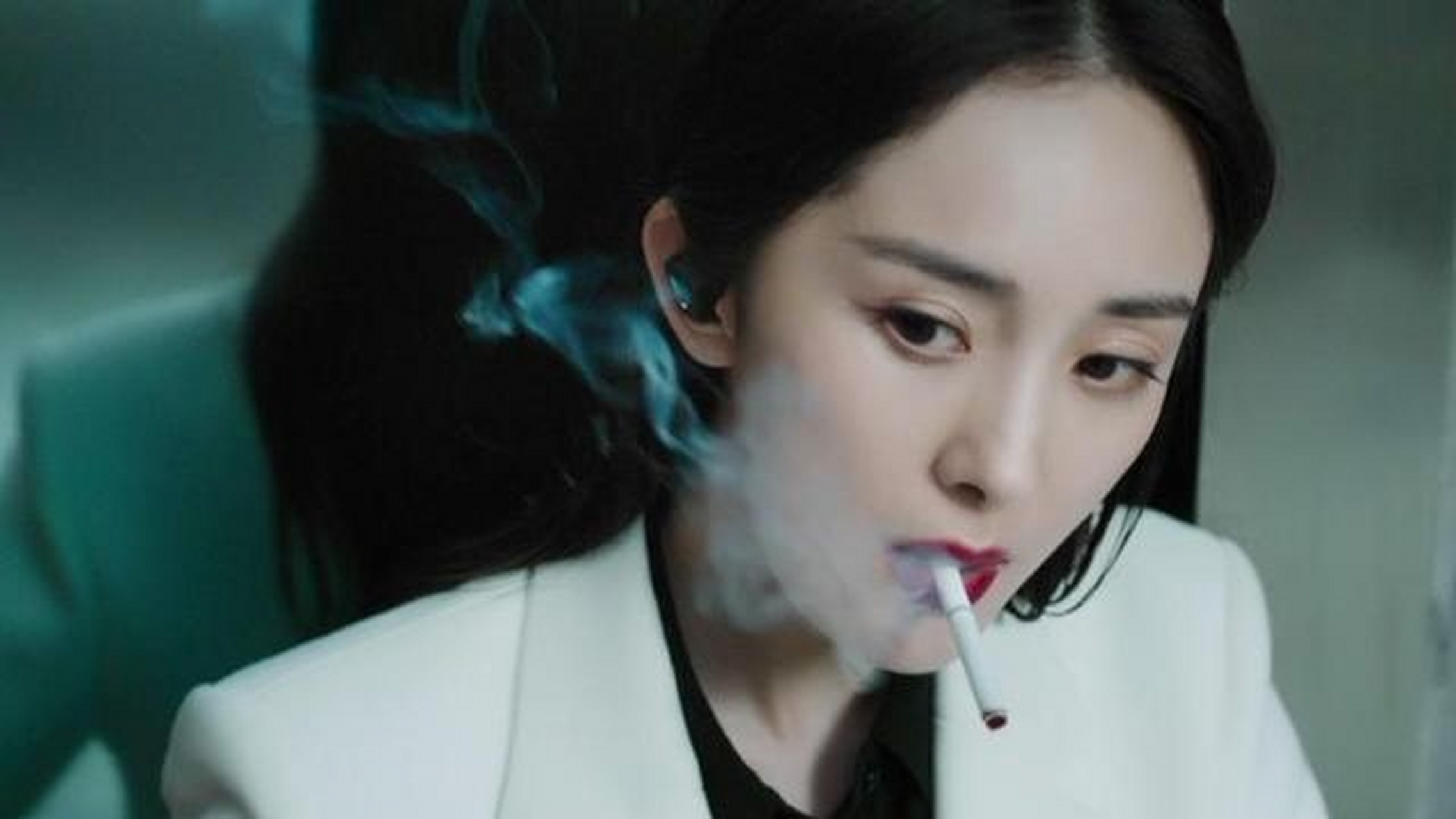 最后我们来说一下"四字弟弟"易烊千玺,他出生于2000年,"烊"在他的家乡