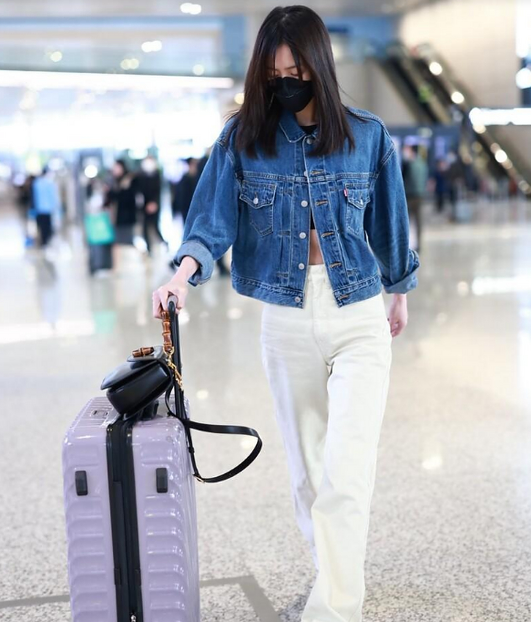 刘雯走机场,牛仔外套搭配白色阔腿裤,简约时尚,休闲干净利落!