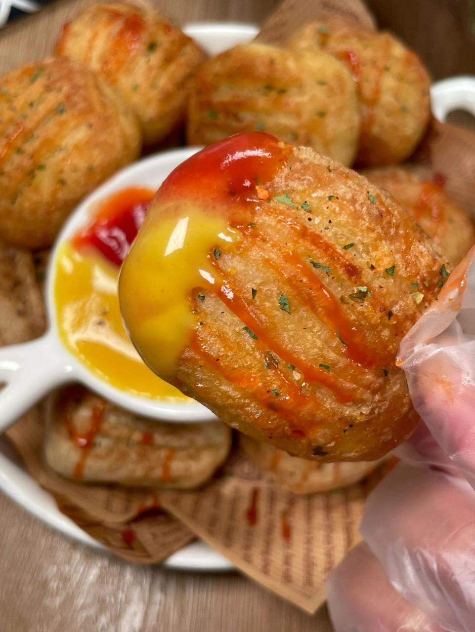 只要两个土豆就能做出好吃的脆脆薯饼 然后蘸着番茄蜂蜜芥末酱,一口一