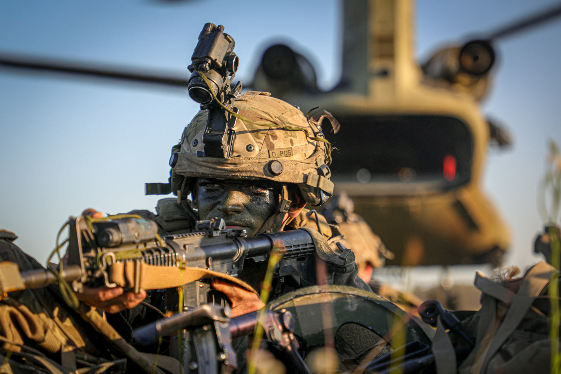 隶属于第82空降师第82战斗航空旅的uh-60黑鹰和ch-47支奴干直升机机组