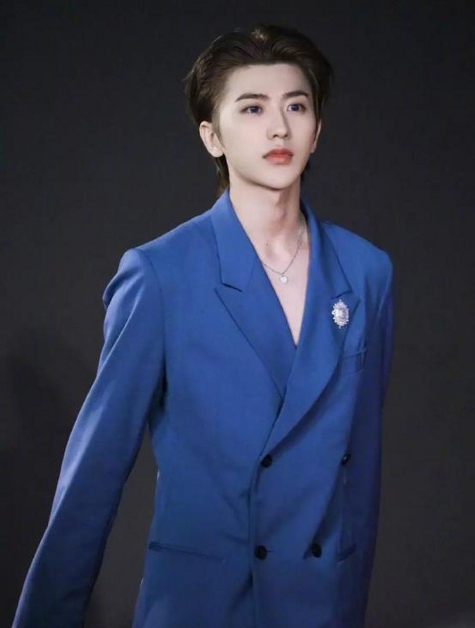 蔡徐坤一袭蓝色西装和大背头发型,演绎复古经典风,高级又矜贵