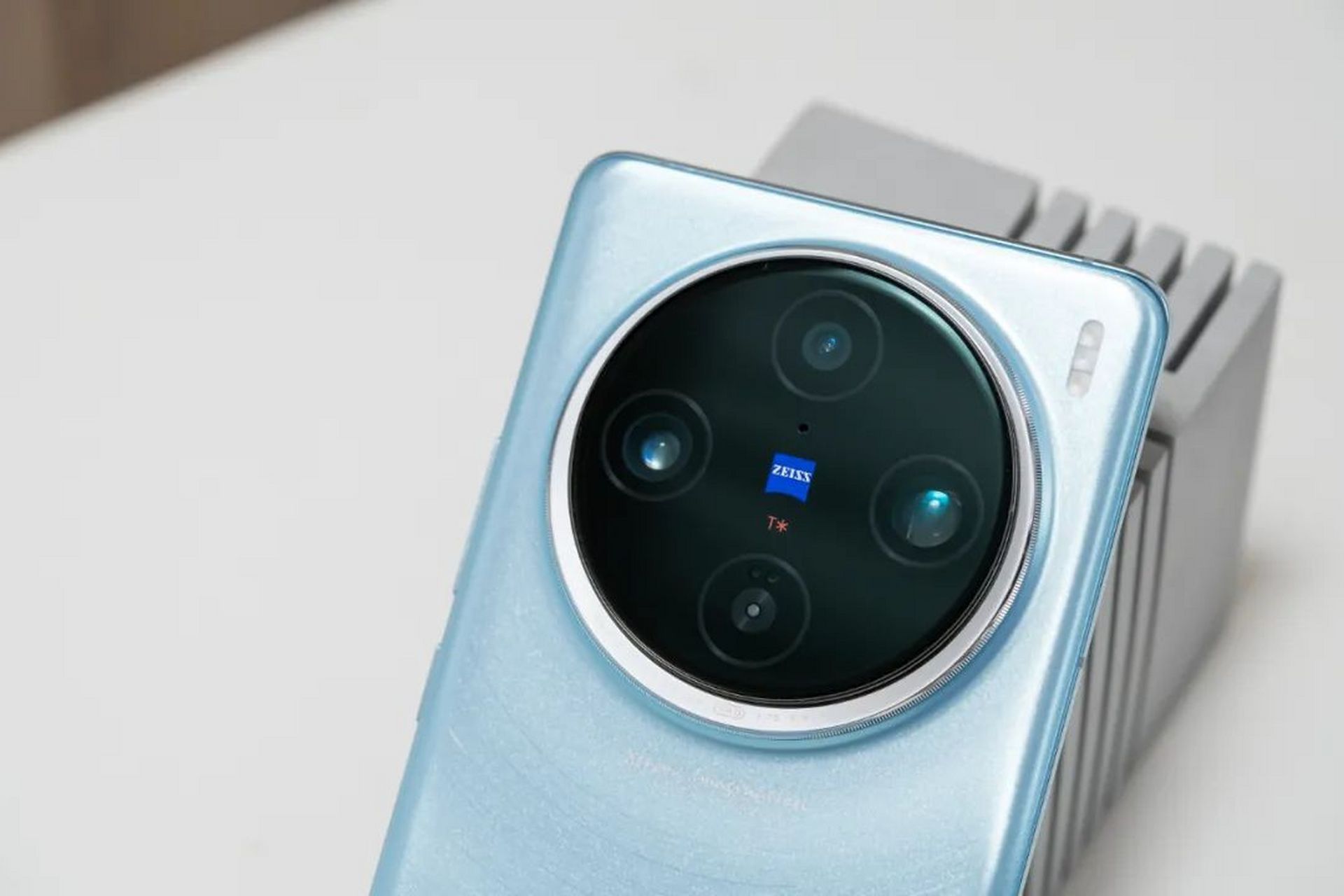 手机镜头打上apo标志,再加上全新蔡司t*镀膜,其实已足以说明vivo x100