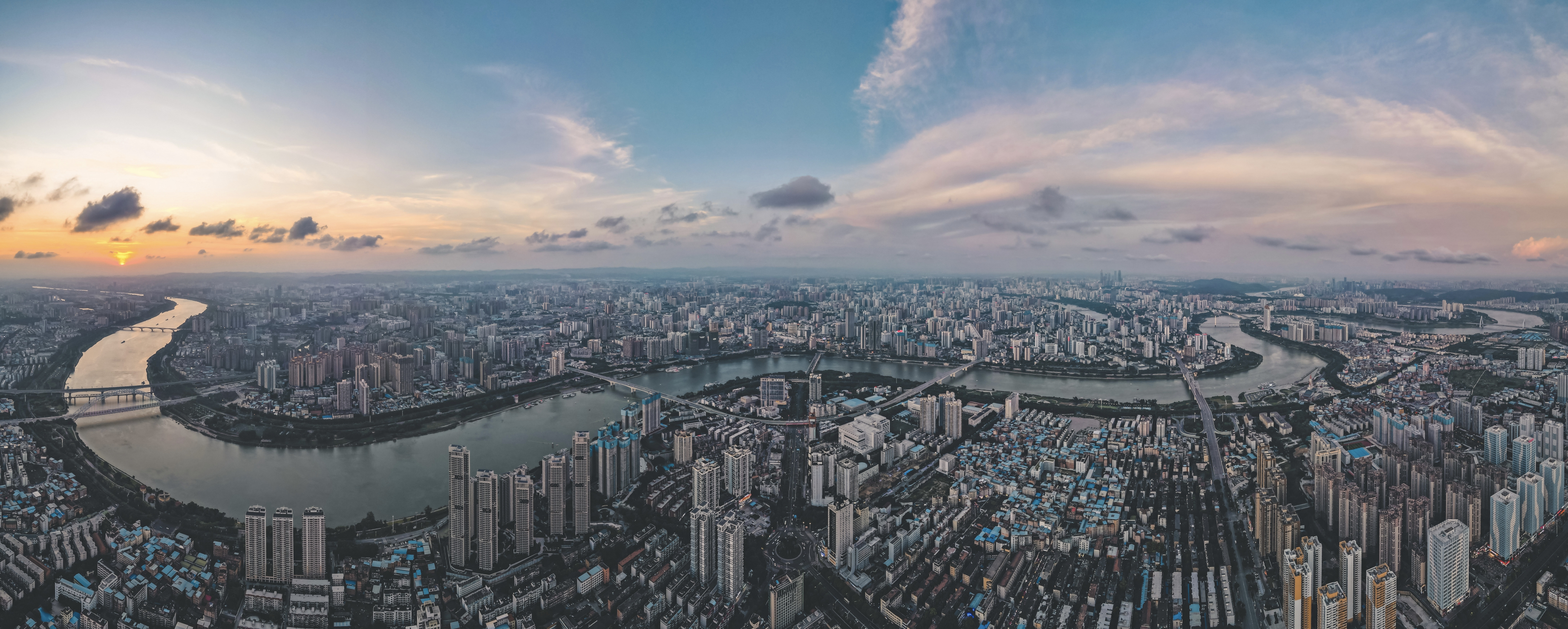 南宁邕江航拍全景 #南宁这十年# 变化太快了,一起来看现代大都市南宁