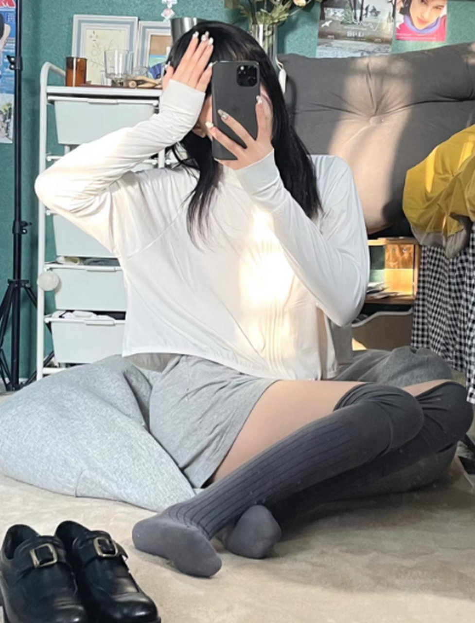 性感好身材# #时尚穿搭# 宅女日常穿搭:灰色过膝袜真的很好看不是吗?