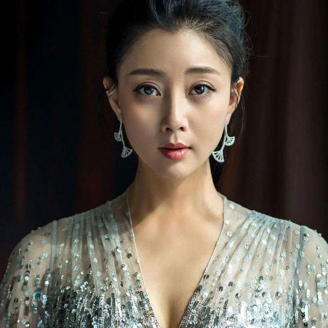 脸上有痣的女明星之殷桃  最早接触殷桃是在《武则天秘史》和《杨贵妃
