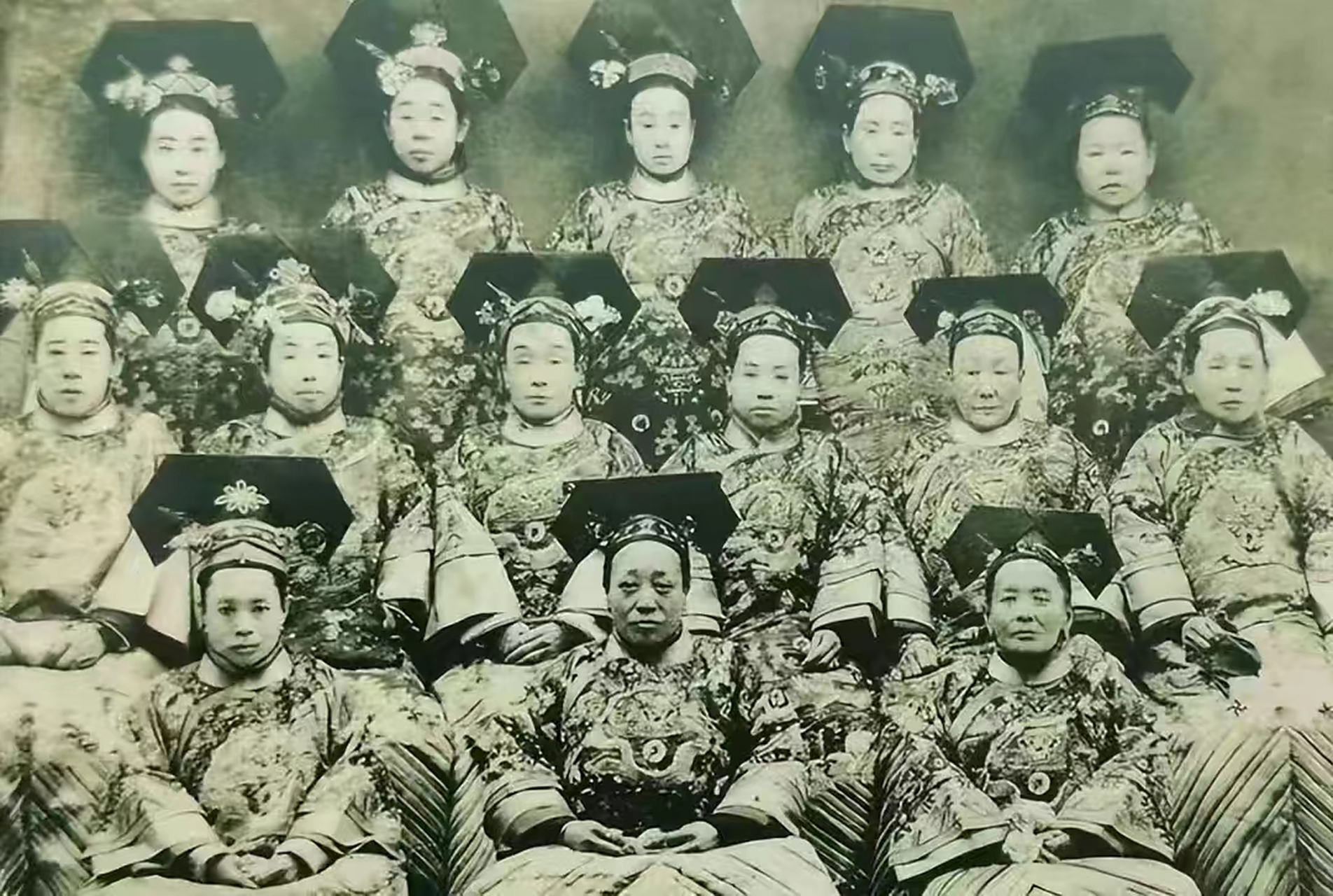 这是一张晚清后宫嫔妃的合照,大清王朝建立以后,是满
