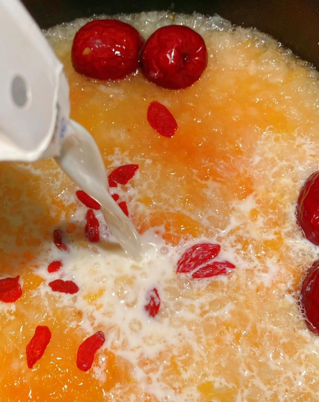 木瓜银耳牛奶好好好喝 对皮肤也很好! 做法很简单!