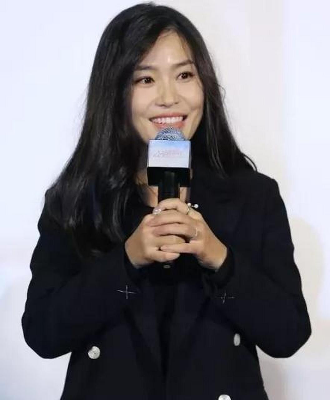 张艺谋大女儿张末,长相不惊艳但耐看,一张脸随爸基因强大,不像妈妈