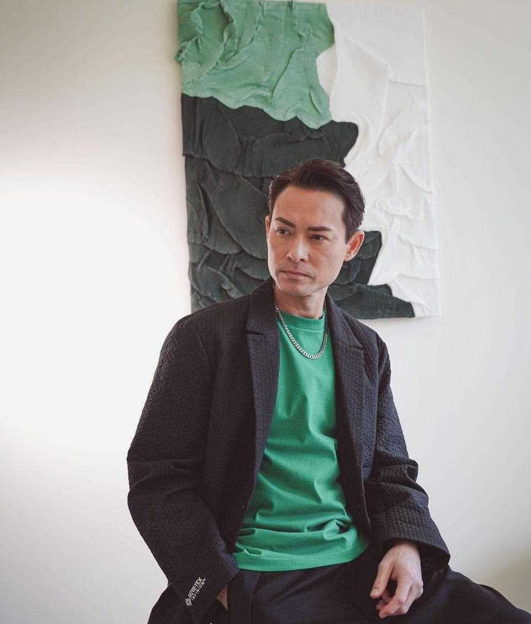 电影《山村老尸》中饰演小明一角的演员海俊杰近照,他今年已经49岁[不