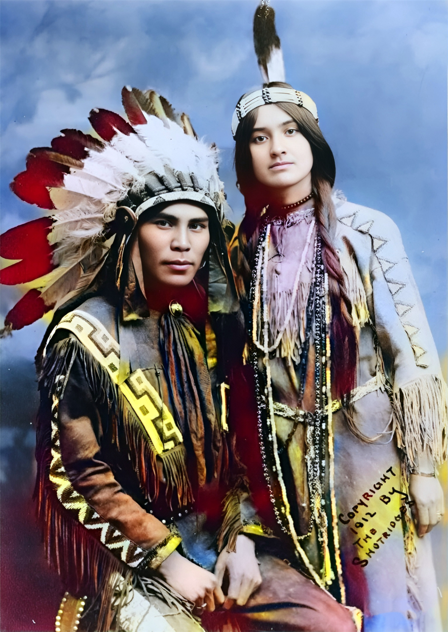 1912年,一对颜值极高的印第安夫妇身着传统服饰在一起合影.