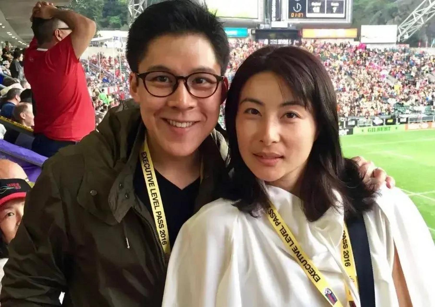 年轻时的郭晶晶和伏明霞,昔日的两位跳水皇后,如今都成了豪门贵妇.