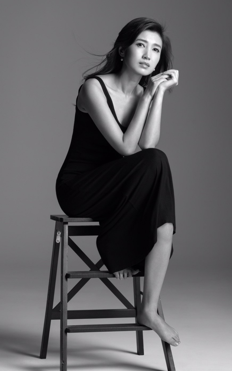 春妮  黑白写真[鲜花]