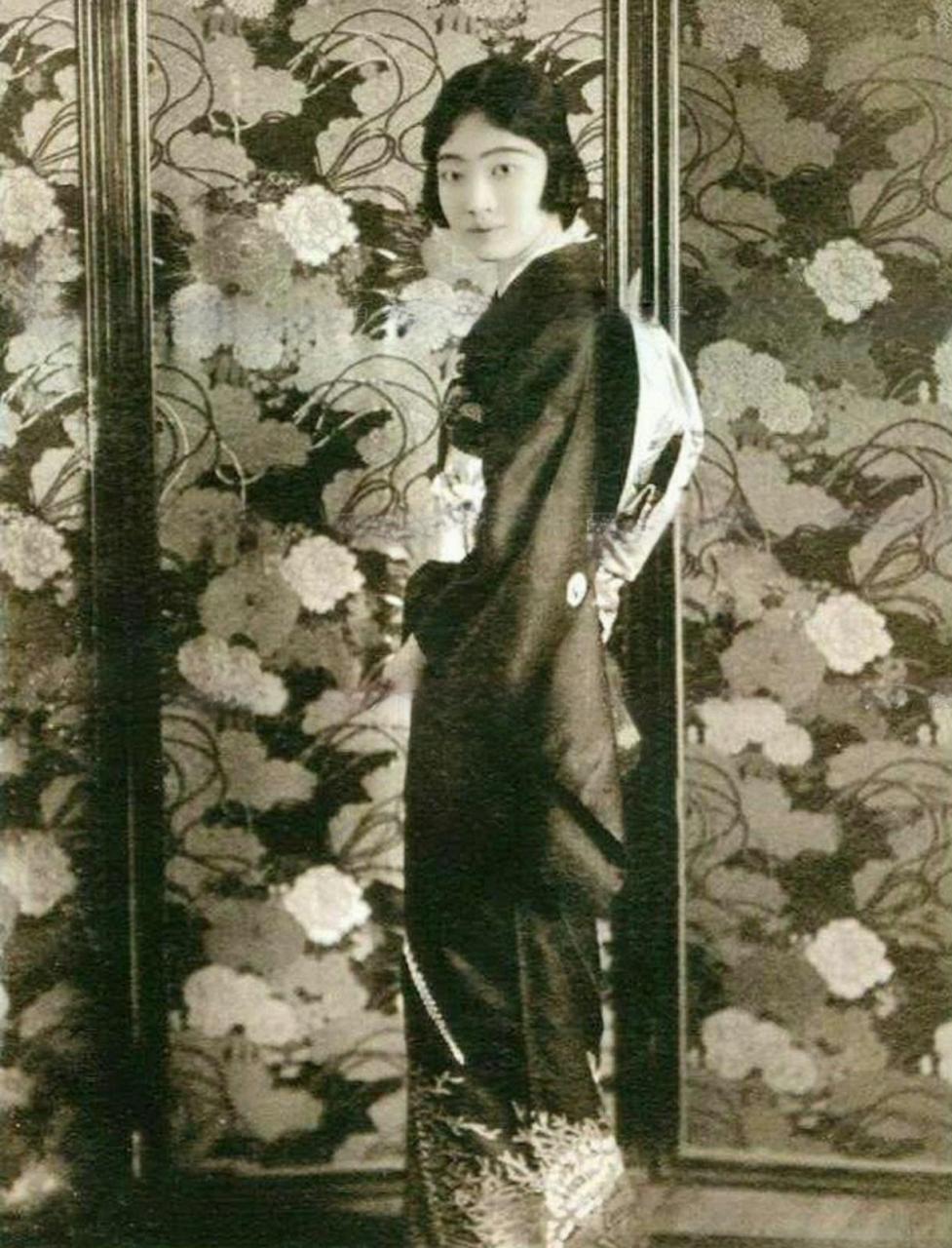 这张照片拍摄于伪满时代,末代皇后婉容身着日本和服!