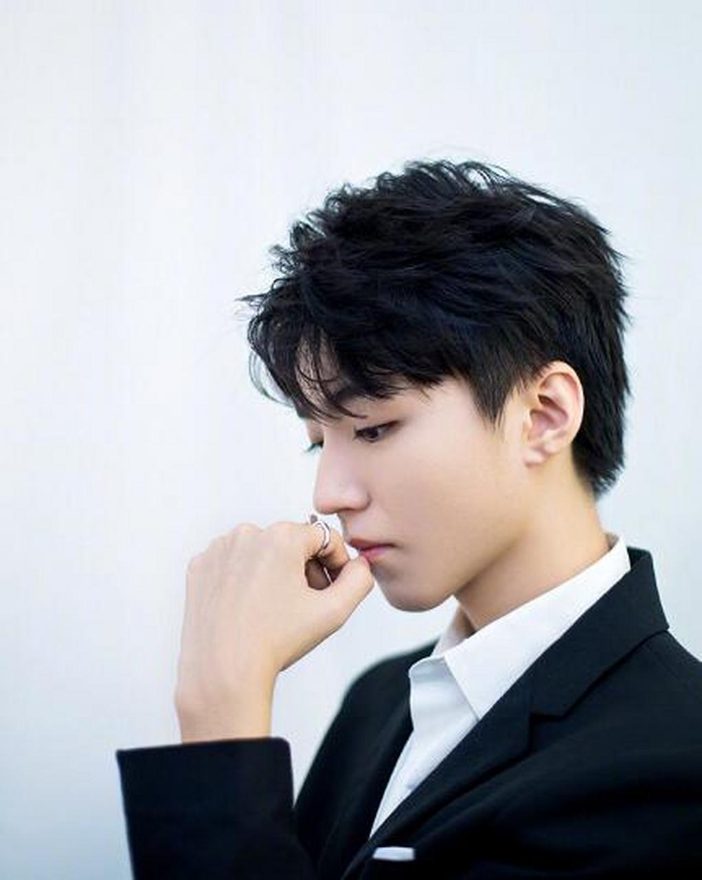 王俊凯佩戴品牌手镯及戒指,尽显绅士气质.