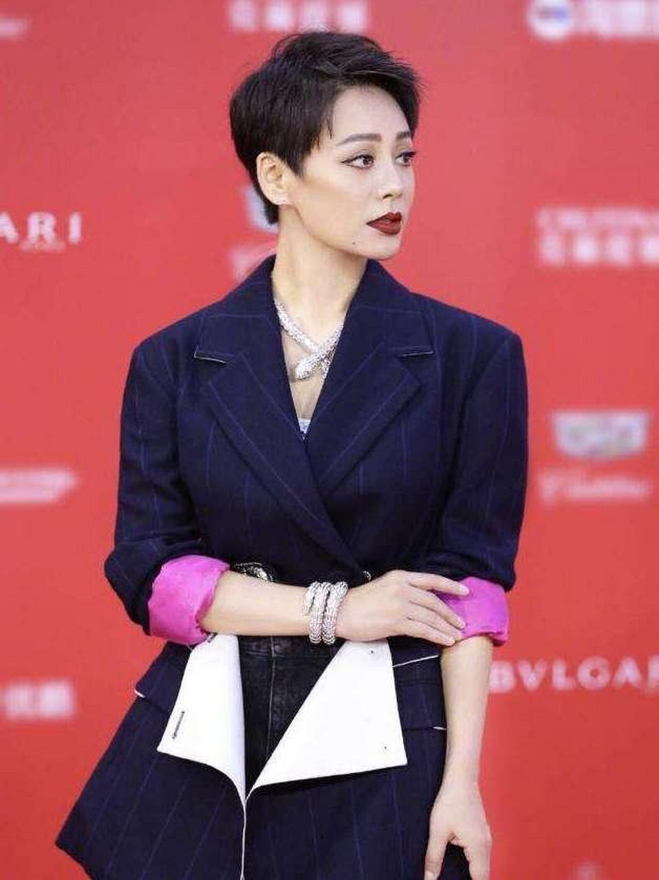 宁静的穿搭总是另辟蹊径,让人琢磨不透,看起来又怪异又和谐,非常与众