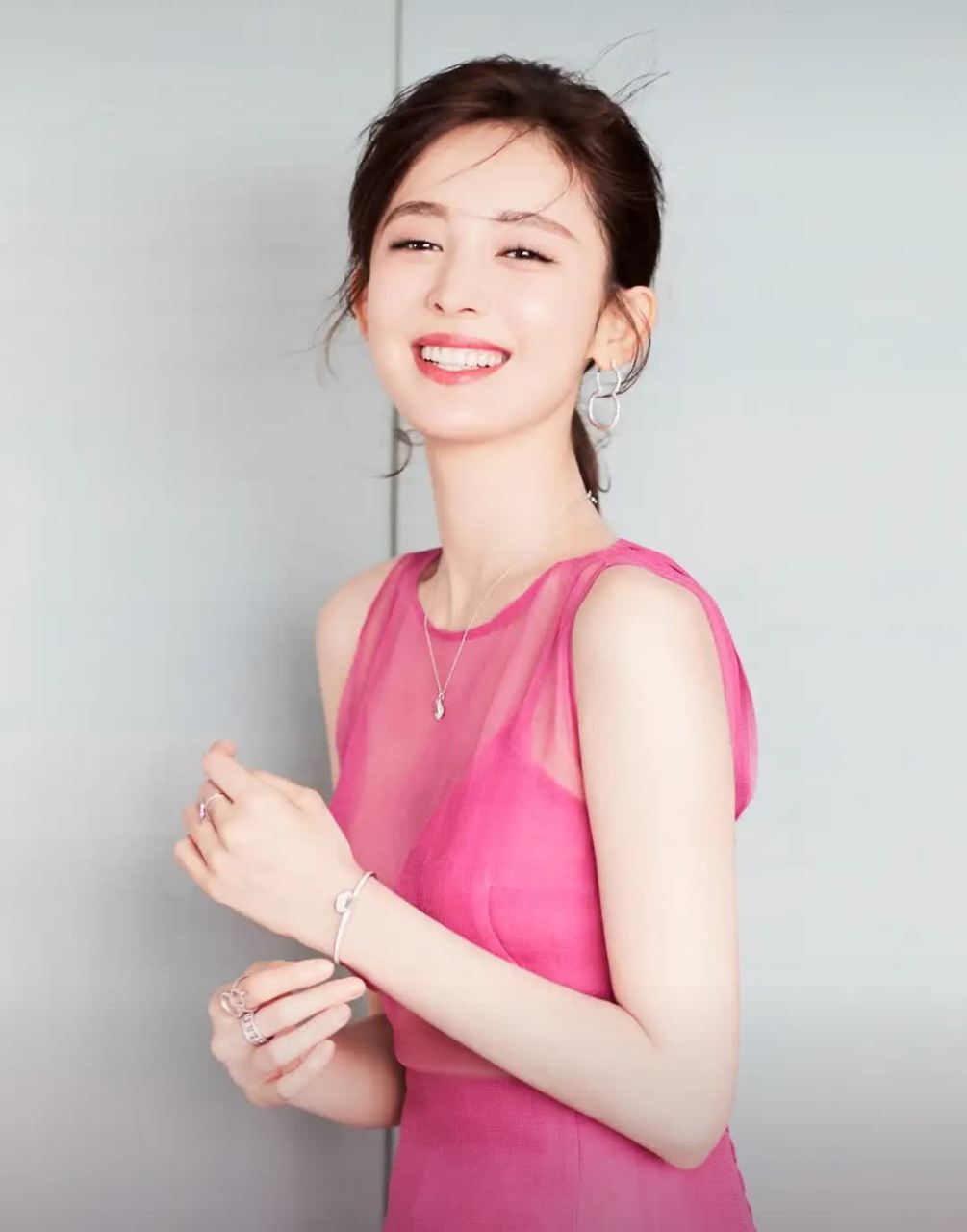 古力娜扎,被誉为冰山美人! 身穿粉色纱裙,秀出香肩,皮肤光滑如霜