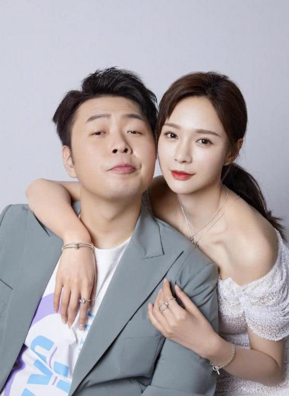 两人都是湖南卫视的主持人,目前相恋已超过10年,感情非常稳定.