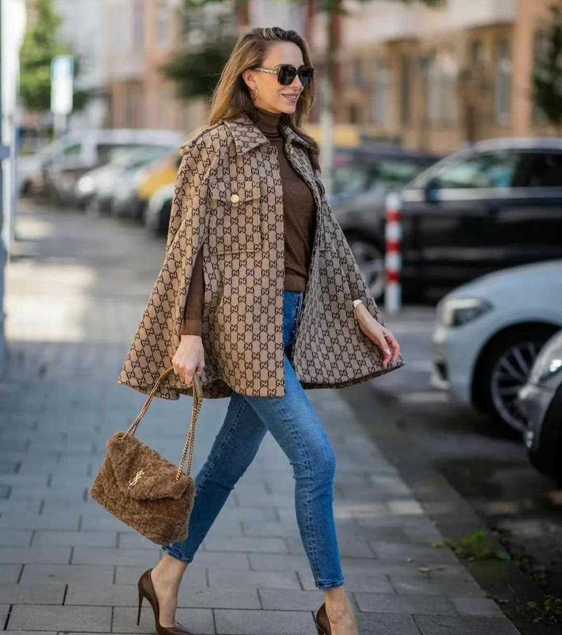 欧美冬日街拍,同色系氛围感满满,灰色大衣显得干净利落,卡其色的大衣