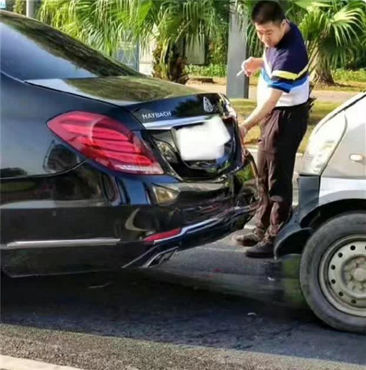 撞了迈巴赫,怎么办?[没眼看]