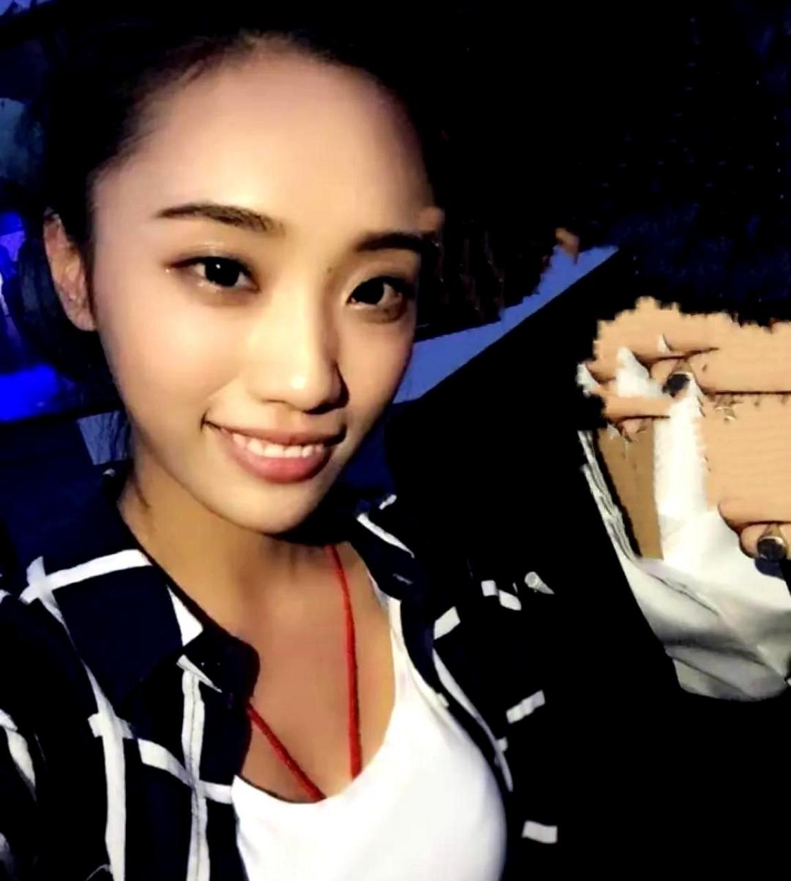 虽然不是女神级别,但也绝对算得上美丽了.