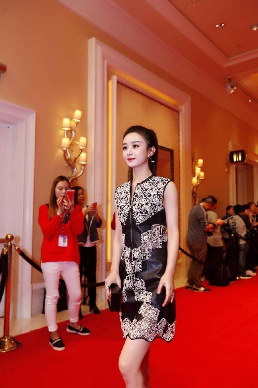 赵丽颖穿皮裙好飒爽,蕾丝刺绣尽显女人味,却被鞋子毁气质!