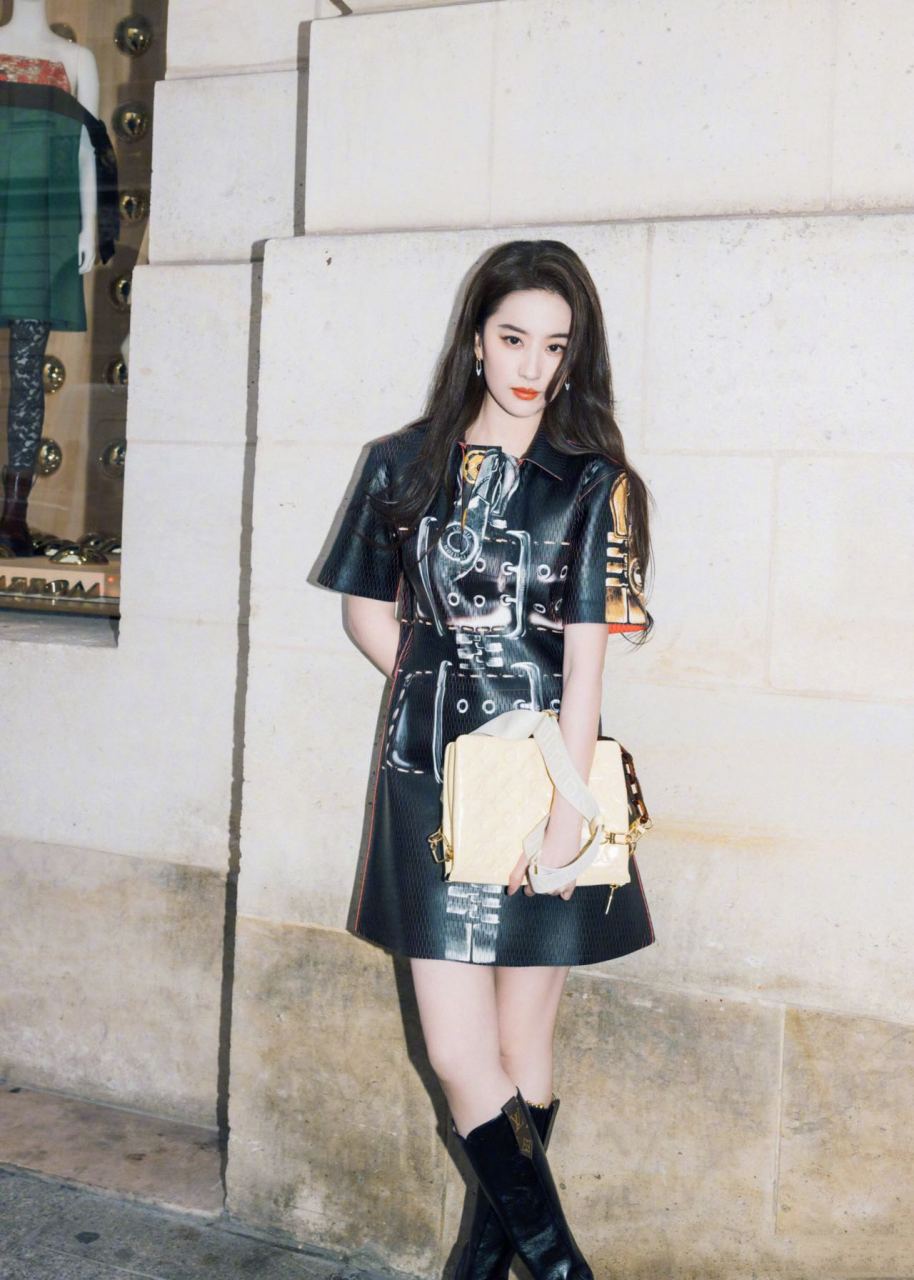 刘亦菲# 分享一组演员刘亦菲的美图  身着一身黑色皮衣的她,显得又酷