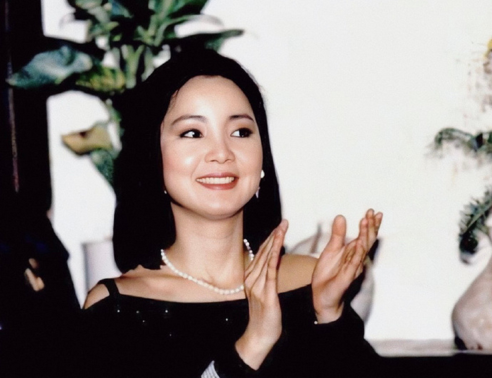 1984的邓丽君,脸蛋满满的都是胶原蛋白,真美,一代女神!