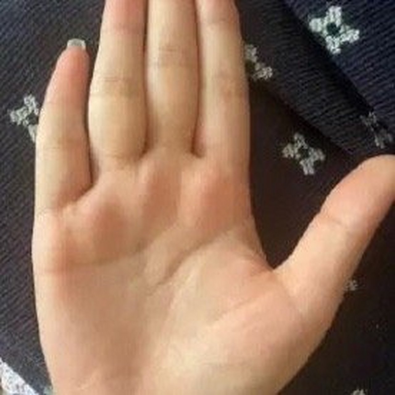 手相分析 手掌红润修长,掌丘饱满,三大主线都比较浅,且呈锁链状