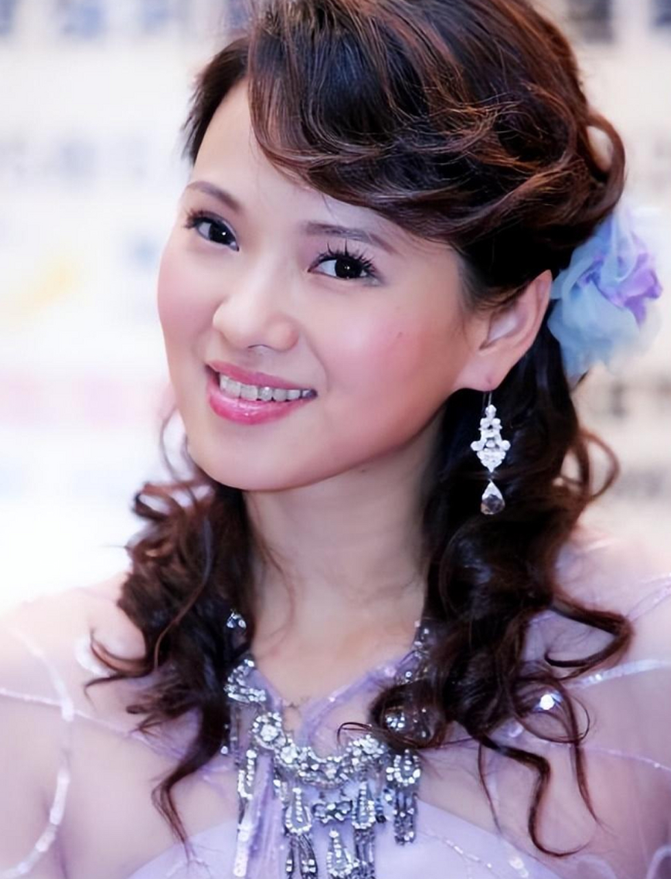 48岁那年,伊能静不顾高龄的风险,为小10岁的丈夫秦昊,生下了女儿小