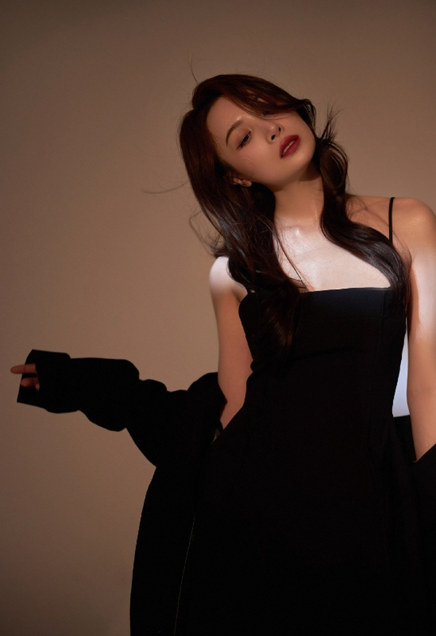 倾国倾城,国色天香的#隆妮# 肤白貌美大长腿,高贵典雅,气质超凡脱俗