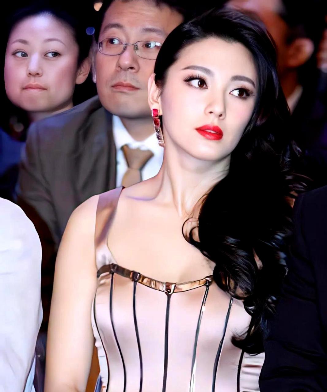 12年前,张雨绮在装聋名场面中惊艳亮相,展现出惊人的美貌.