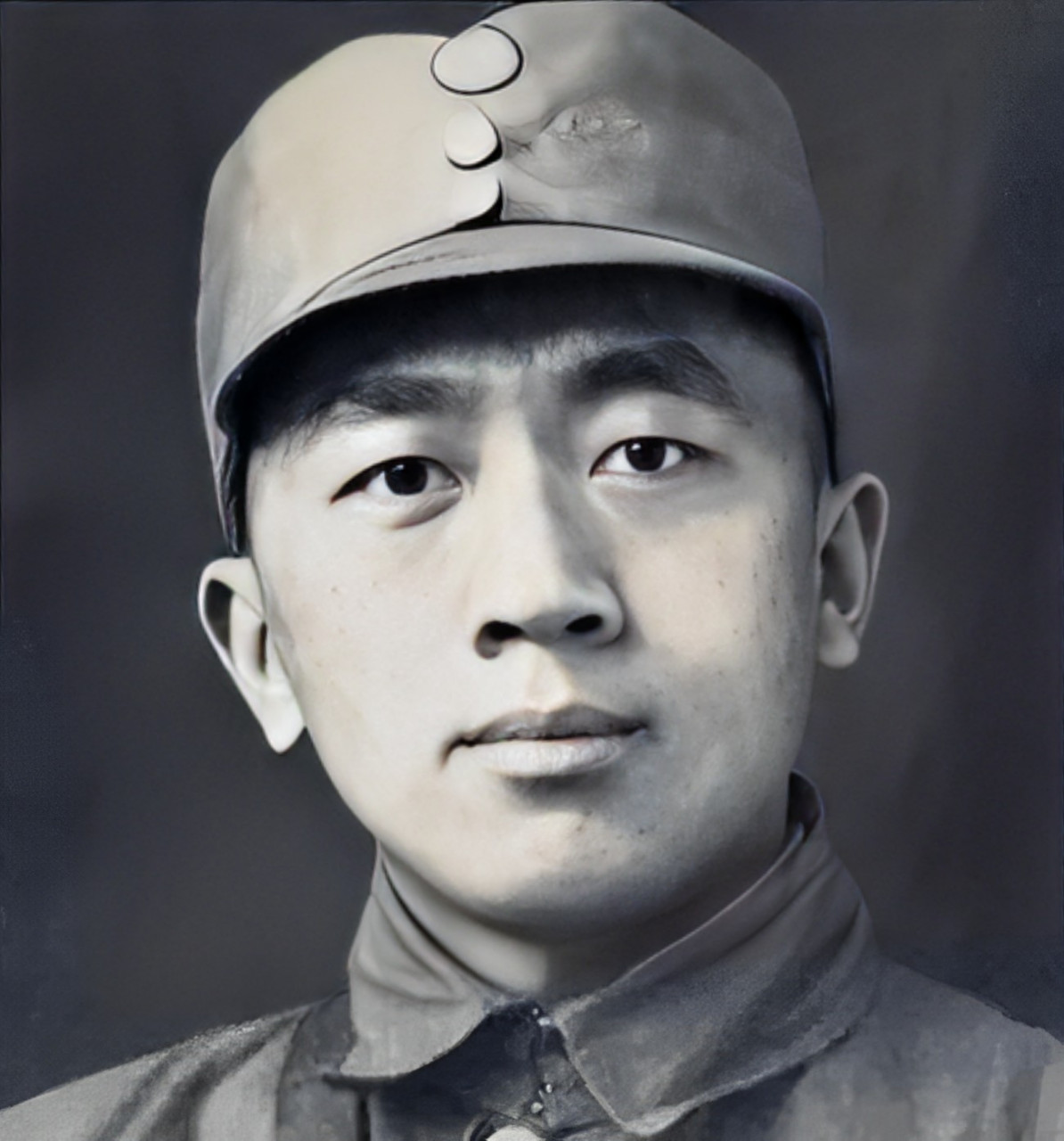 1944年,日军高级军官施亚夫回到家中,妻子对他悄悄耳语:"他们开始怀疑