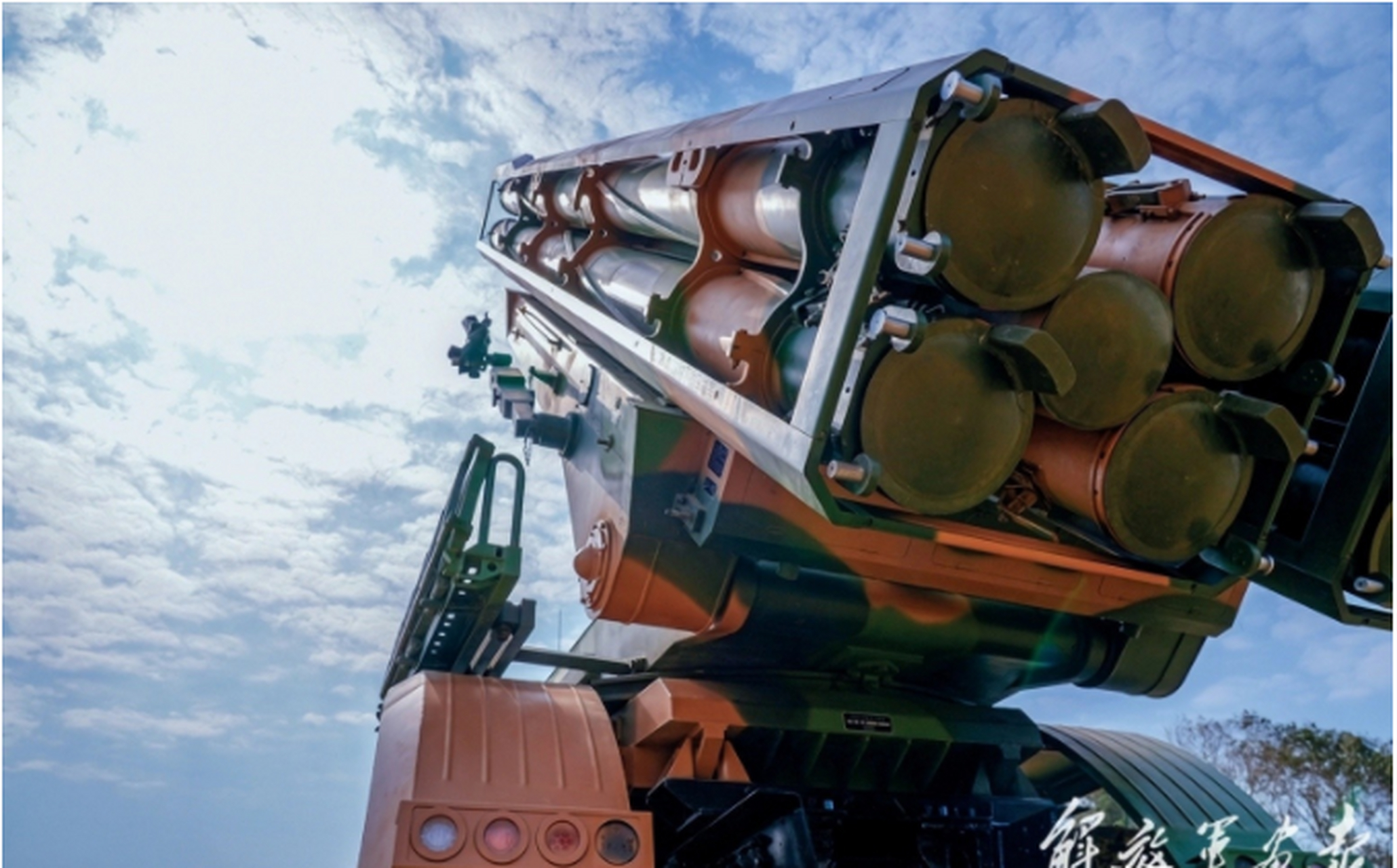 从这张图片中可以明显看出,phl-191箱式远火在装备300毫米火箭弹模块