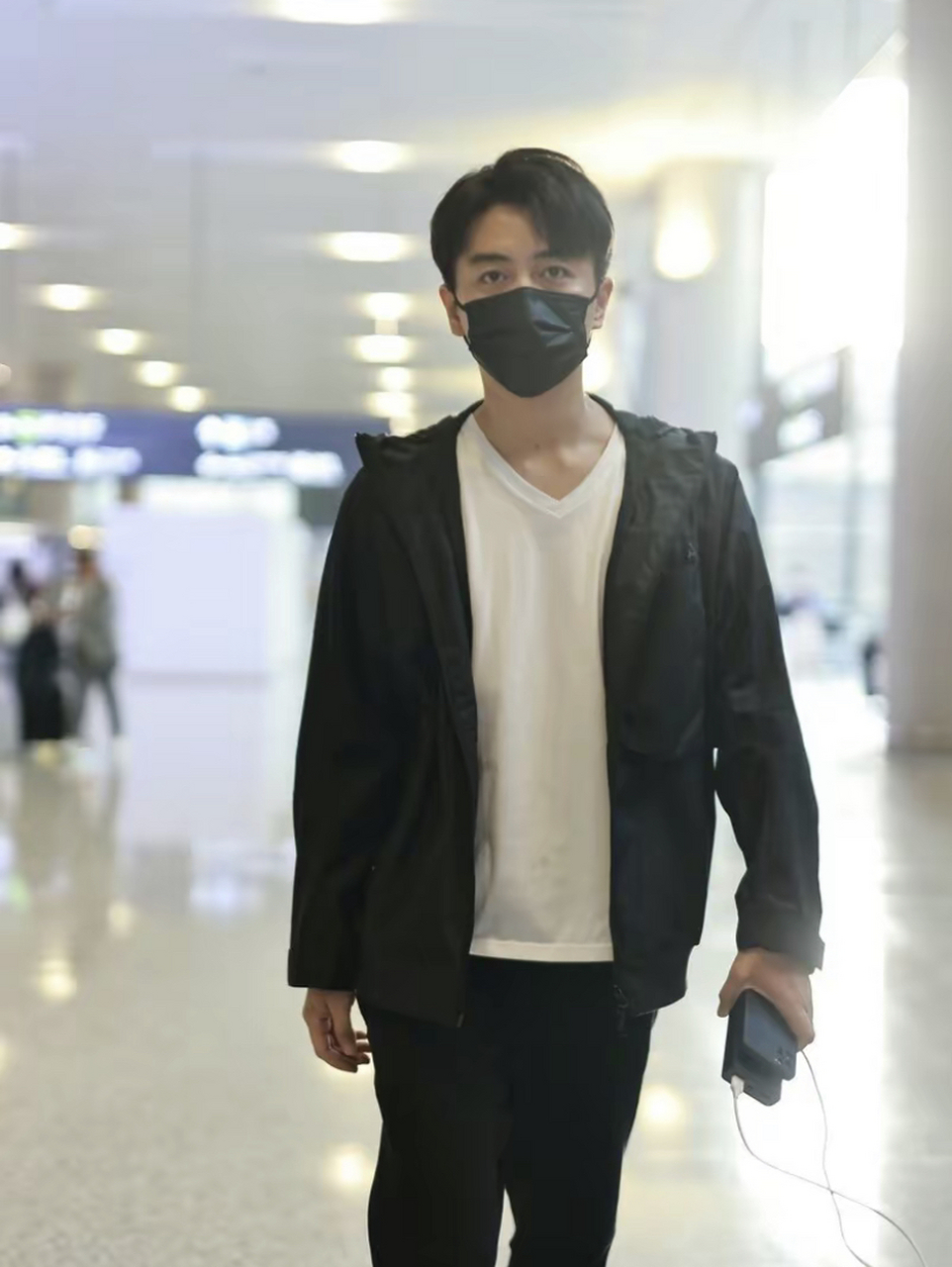 陈晓现身上海虹桥机场 明星机场照.