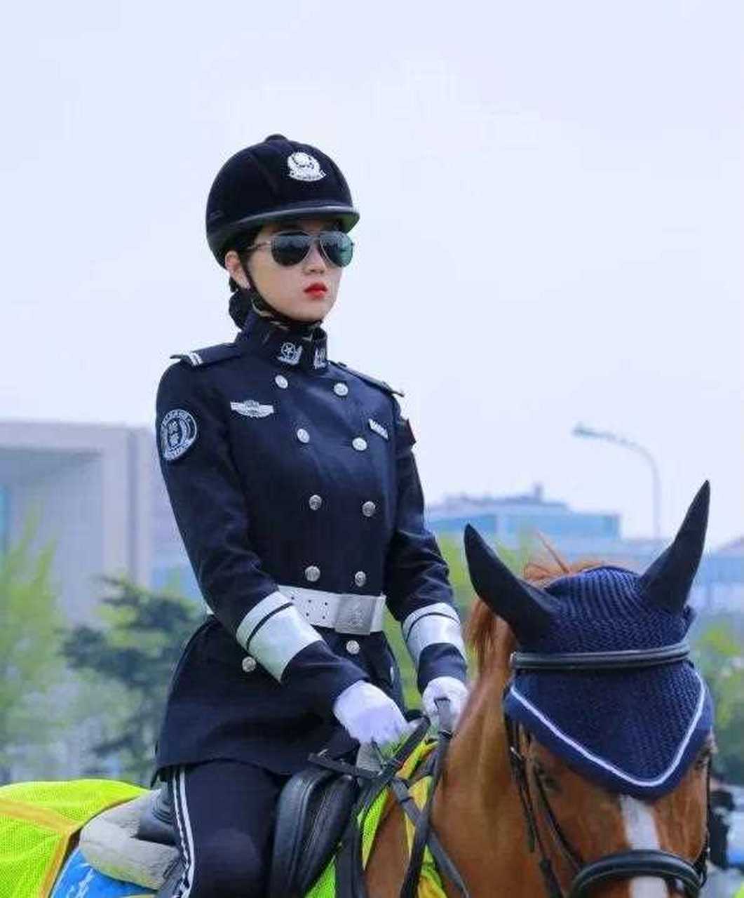 大连旅行必体验,人民广场骑警,就是飒,来大连,一定要看女骑警骑着马在