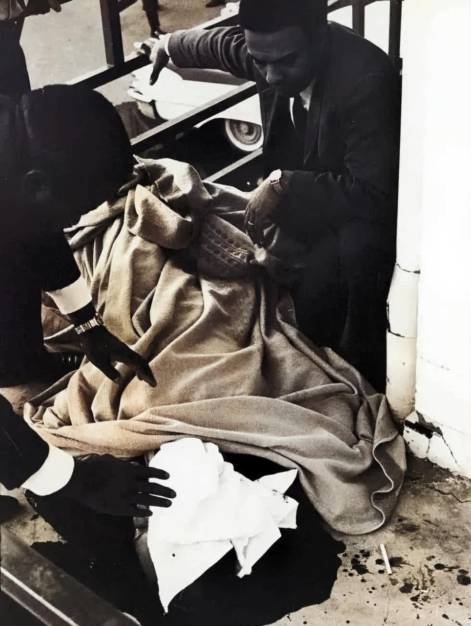 这是1968年在美国街头遇刺身亡的马丁·路德·金罕见老照片.